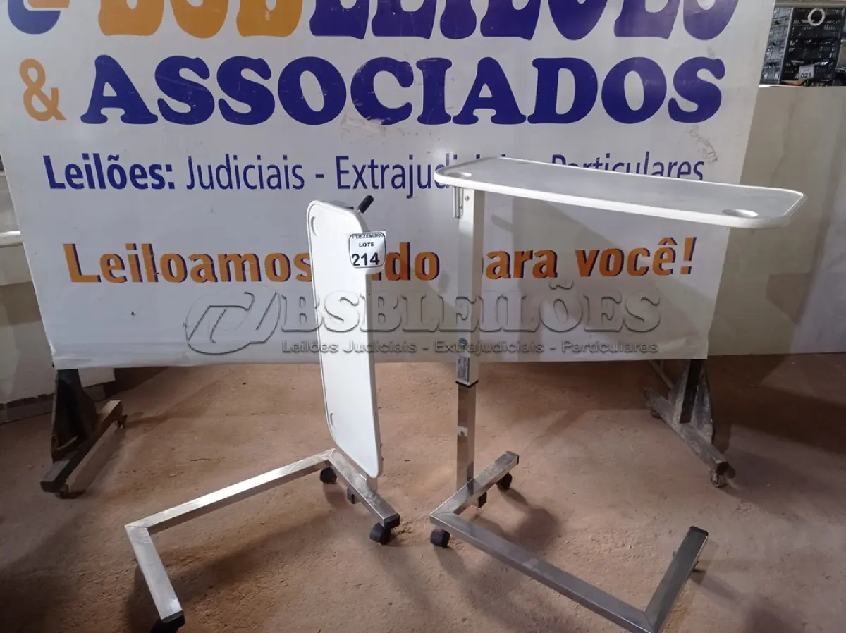 LOTE 214 - 02 MESAS P/REFEIÇÃO C/REGULADOR DE ALTURA. (NO ESTADO) ATENÇÃO! FAZER A VISITAÇÃO ANTES DE ARREMATAR, NÃO SABEMOS SE FUNCIONA. LEILÃO NÃO TEM GARANTIA E NEM DEVOLUÇÃO, SUJEITO A POSSÍVEIS AVARIAS VISÍVEIS/OCULTAS E/OU AUSÊNCIA DE COMPONENTES.