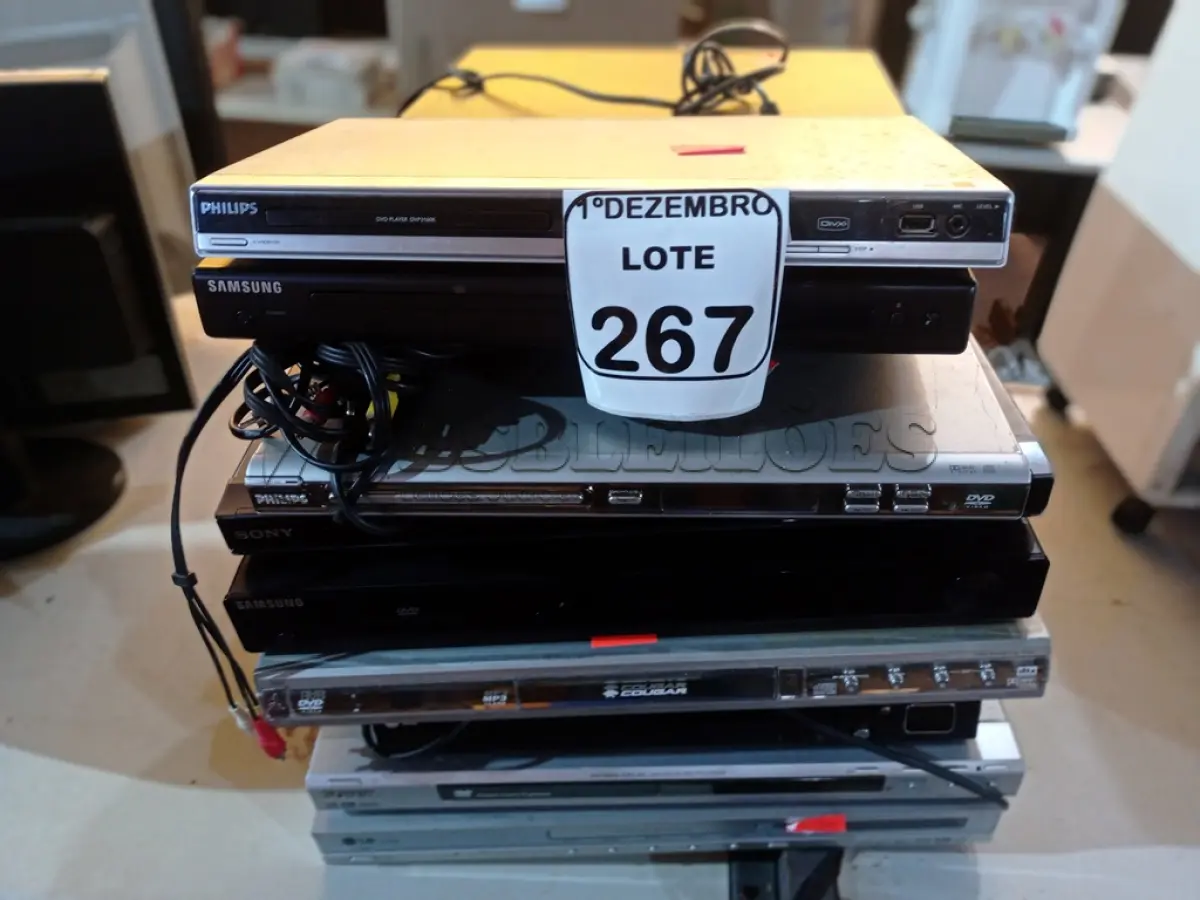 LOTE 267 - 01 LOTE C/VÁRIOS APARELHOS DVD’S E VHS. (NO ESTADO) ATENÇÃO! FAZER A VISITAÇÃO ANTES DE ARREMATAR, NÃO SABEMOS SE FUNCIONA. LEILÃO NÃO TEM GARANTIA E NEM DEVOLUÇÃO, SUJEITO A POSSÍVEIS AVARIAS VISÍVEIS/OCULTAS E/OU AUSÊNCIA DE COMPONENTES.