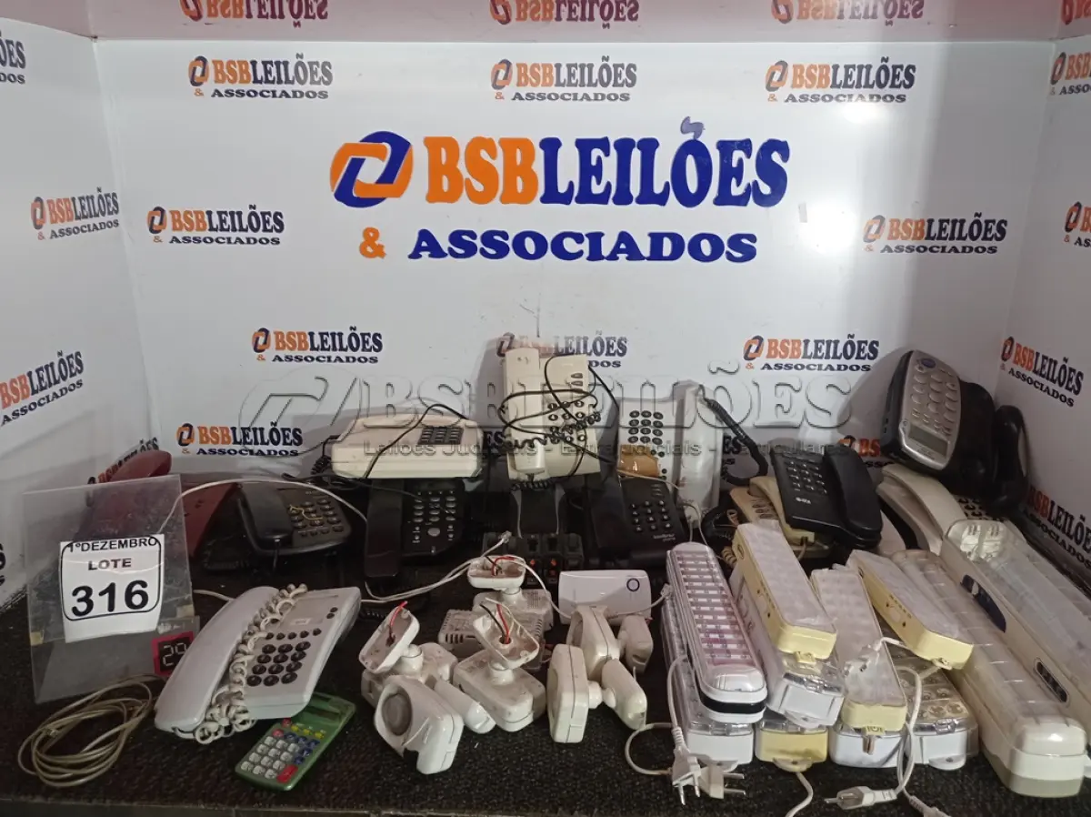 LOTE 316 - 01 LOTE C/VÁRIOS APARELHOS TELEFÔNICOS, LUMINÁRIAS DE EMERGÊNCIA E MATERIAIS DIVERSOS. (NO ESTADO) ATENÇÃO! FAZER A VISITAÇÃO ANTES DE ARREMATAR, NÃO SABEMOS SE FUNCIONA. LEILÃO NÃO TEM GARANTIA E NEM DEVOLUÇÃO, SUJEITO A POSSÍVEIS AVARIAS VISÍVEIS/OCULTAS E/OU AUSÊNCIA DE COMPONENTES.
