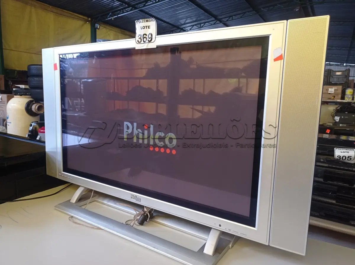 LOTE 369 - 01 TV MARCA PHILCO 42”. (NO ESTADO) ATENÇÃO! FAZER A VISITAÇÃO ANTES DE ARREMATAR, NÃO SABEMOS SE FUNCIONA. LEILÃO NÃO TEM GARANTIA E NEM DEVOLUÇÃO, SUJEITO A POSSÍVEIS AVARIAS VISÍVEIS/OCULTAS E/OU AUSÊNCIA DE COMPONENTES.