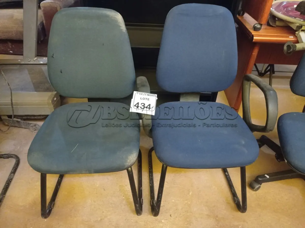 LOTE 434 - 02 CADEIRAS PÉ FIXO EM TECIDO NA COR AZUL. (NO ESTADO) ATENÇÃO! FAZER A VISITAÇÃO ANTES DE ARREMATAR, NÃO SABEMOS SE FUNCIONA. LEILÃO NÃO TEM GARANTIA E NEM DEVOLUÇÃO, SUJEITO A POSSÍVEIS AVARIAS VISÍVEIS/OCULTAS E/OU AUSÊNCIA DE COMPONENTES.