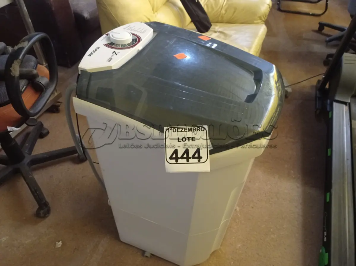 LOTE 444 -  01 TANQUINHO MARCA SUGGAR 7KG 220V. (NO ESTADO) ATENÇÃO! FAZER A VISITAÇÃO ANTES DE ARREMATAR, NÃO SABEMOS SE FUNCIONA. LEILÃO NÃO TEM GARANTIA E NEM DEVOLUÇÃO, SUJEITO A POSSÍVEIS AVARIAS VISÍVEIS/OCULTAS E/OU AUSÊNCIA DE COMPONENTES.