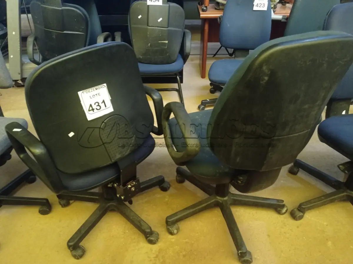 LOTE 431 - 02 CADEIRAS GIRATÓRIAS EM TECIDO NA COR AZUL. (NO ESTADO) ATENÇÃO! FAZER A VISITAÇÃO ANTES DE ARREMATAR, NÃO SABEMOS SE FUNCIONA. LEILÃO NÃO TEM GARANTIA E NEM DEVOLUÇÃO, SUJEITO A POSSÍVEIS AVARIAS VISÍVEIS/OCULTAS E/OU AUSÊNCIA DE COMPONENTES.