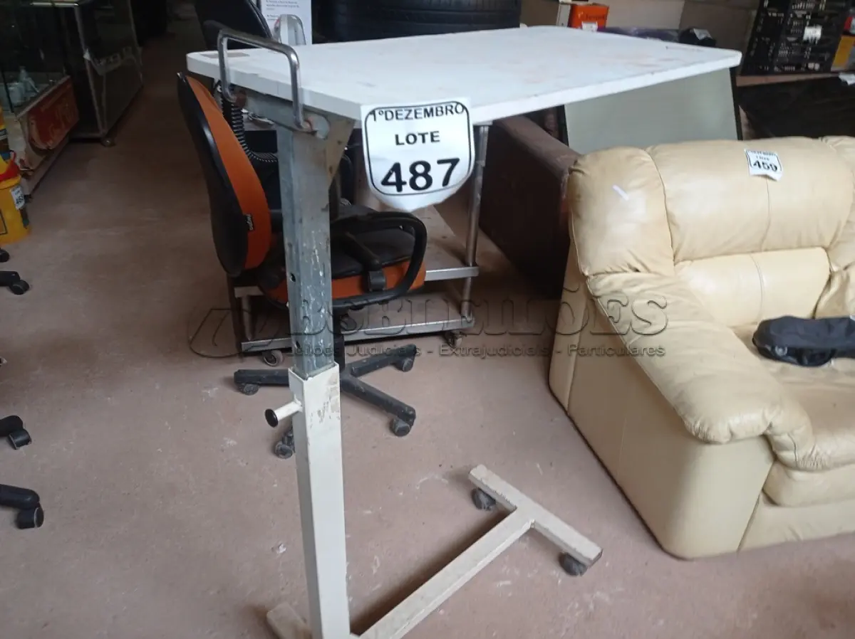 LOTE 487 - 01 MESAS COM RODINHAS E REGULADOR DE ALTURA. (NO ESTADO) ATENÇÃO! FAZER A VISITAÇÃO ANTES DE ARREMATAR, NÃO SABEMOS SE FUNCIONA. LEILÃO NÃO TEM GARANTIA E NEM DEVOLUÇÃO, SUJEITO A POSSÍVEIS AVARIAS VISÍVEIS/OCULTAS E/OU AUSÊNCIA DE COMPONENTES.