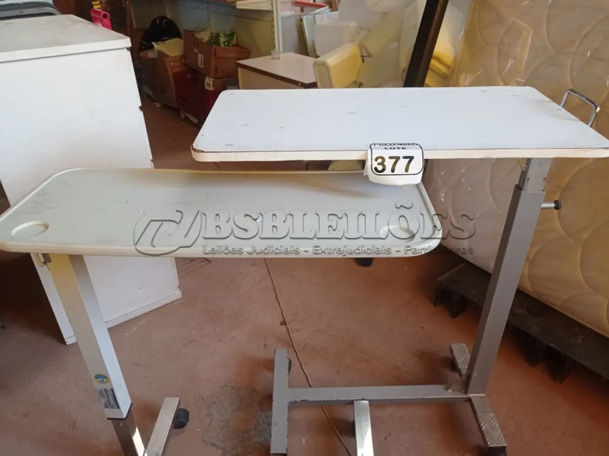 LOTE 377 - 02 MESAS P/REFEIÇÃO C/REGULADOR DE ALTURA. (NO ESTADO) ATENÇÃO! FAZER A VISITAÇÃO ANTES DE ARREMATAR, NÃO SABEMOS SE FUNCIONA. LEILÃO NÃO TEM GARANTIA E NEM DEVOLUÇÃO, SUJEITO A POSSÍVEIS AVARIAS VISÍVEIS/OCULTAS E/OU AUSÊNCIA DE COMPONENTES.