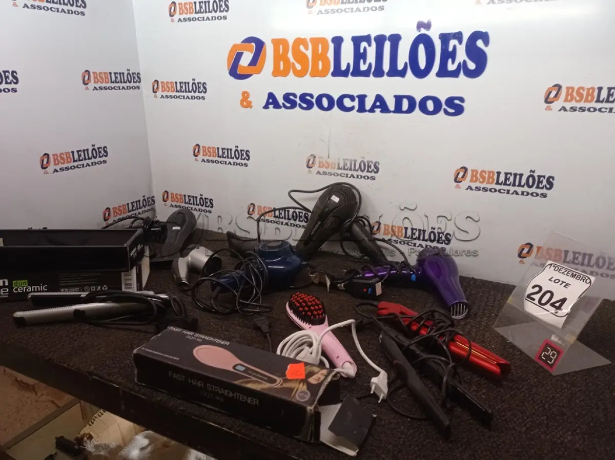 LOTE 204 - 01 LOTE C/VÁRIOS SECADORES DE CABELO, ESCOVA ELÉTRICA E CHAPINHAS. (NO ESTADO) ATENÇÃO! FAZER A VISITAÇÃO ANTES DE ARREMATAR, NÃO SABEMOS SE FUNCIONA. LEILÃO NÃO TEM GARANTIA E NEM DEVOLUÇÃO, SUJEITO A POSSÍVEIS AVARIAS VISÍVEIS/OCULTAS E/OU AUSÊNCIA DE COMPONENTES.