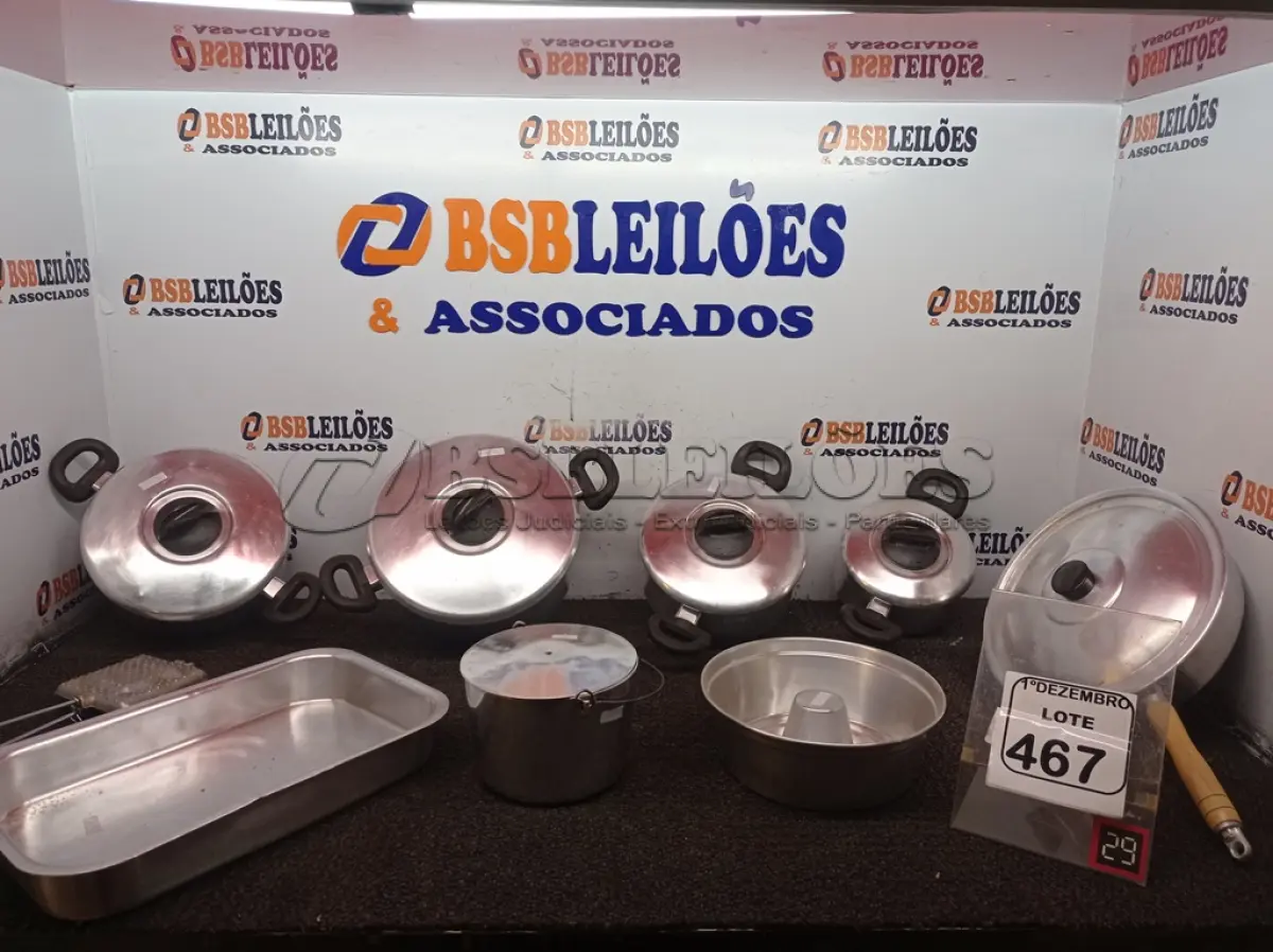 LOTE 467 - 02 FORMAS DE BOLO, 01 BALDE EM ALUMÍNIO C/ TAMPA,01 SANDUICHEIRA, 04 PANELAS DE ALUMÍNIO C/TAMPA E 01 FRIGIDEIRA C/TAMPA. (NO ESTADO) ATENÇÃO! FAZER A VISITAÇÃO ANTES DE ARREMATAR, NÃO SABEMOS SE FUNCIONA. LEILÃO NÃO TEM GARANTIA E NEM DEVOLUÇÃO, SUJEITO A POSSÍVEIS AVARIAS VISÍVEIS/OCULTAS E/OU AUSÊNCIA DE COMPONENTES.