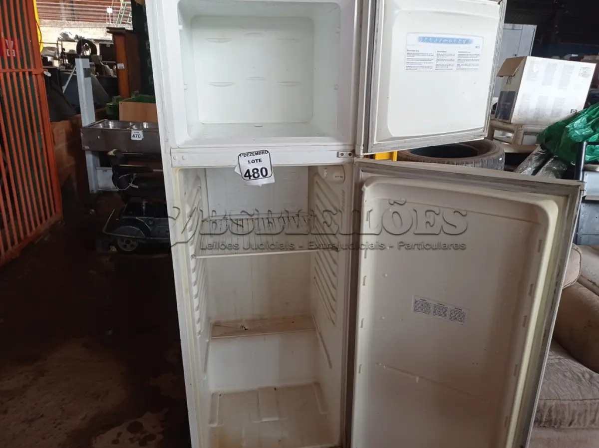 LOTE 480 - 01 GELADEIRA MARCA ELECTROLUX C/AVARIAS. (NO ESTADO) ATENÇÃO! FAZER A VISITAÇÃO ANTES DE ARREMATAR, NÃO SABEMOS SE FUNCIONA. LEILÃO NÃO TEM GARANTIA E NEM DEVOLUÇÃO, SUJEITO A POSSÍVEIS AVARIAS VISÍVEIS/OCULTAS E/OU AUSÊNCIA DE COMPONENTES.