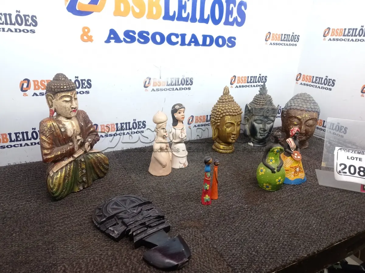 LOTE 208 - 01 LOTE C/VÁRIOS ENFEITES, IMAGENS E PEQUENAS ESTÁTUAS DIVERSAS. (NO ESTADO) ATENÇÃO! FAZER A VISITAÇÃO ANTES DE ARREMATAR, NÃO SABEMOS SE FUNCIONA. LEILÃO NÃO TEM GARANTIA E NEM DEVOLUÇÃO, SUJEITO A POSSÍVEIS AVARIAS VISÍVEIS/OCULTAS E/OU AUSÊNCIA DE COMPONENTES.