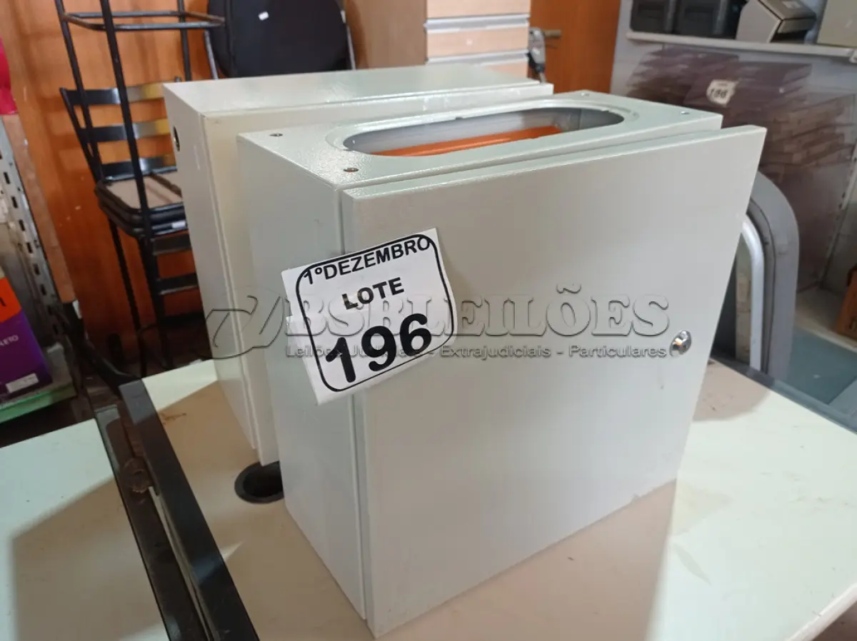LOTE 196 - 02 CAIXAS DE FERRO P/QUADROS ELÉTRICOS. (NO ESTADO) ATENÇÃO! FAZER A VISITAÇÃO ANTES DE ARREMATAR, NÃO SABEMOS SE FUNCIONA. LEILÃO NÃO TEM GARANTIA E NEM DEVOLUÇÃO, SUJEITO A POSSÍVEIS AVARIAS VISÍVEIS/OCULTAS E/OU AUSÊNCIA DE COMPONENTES.