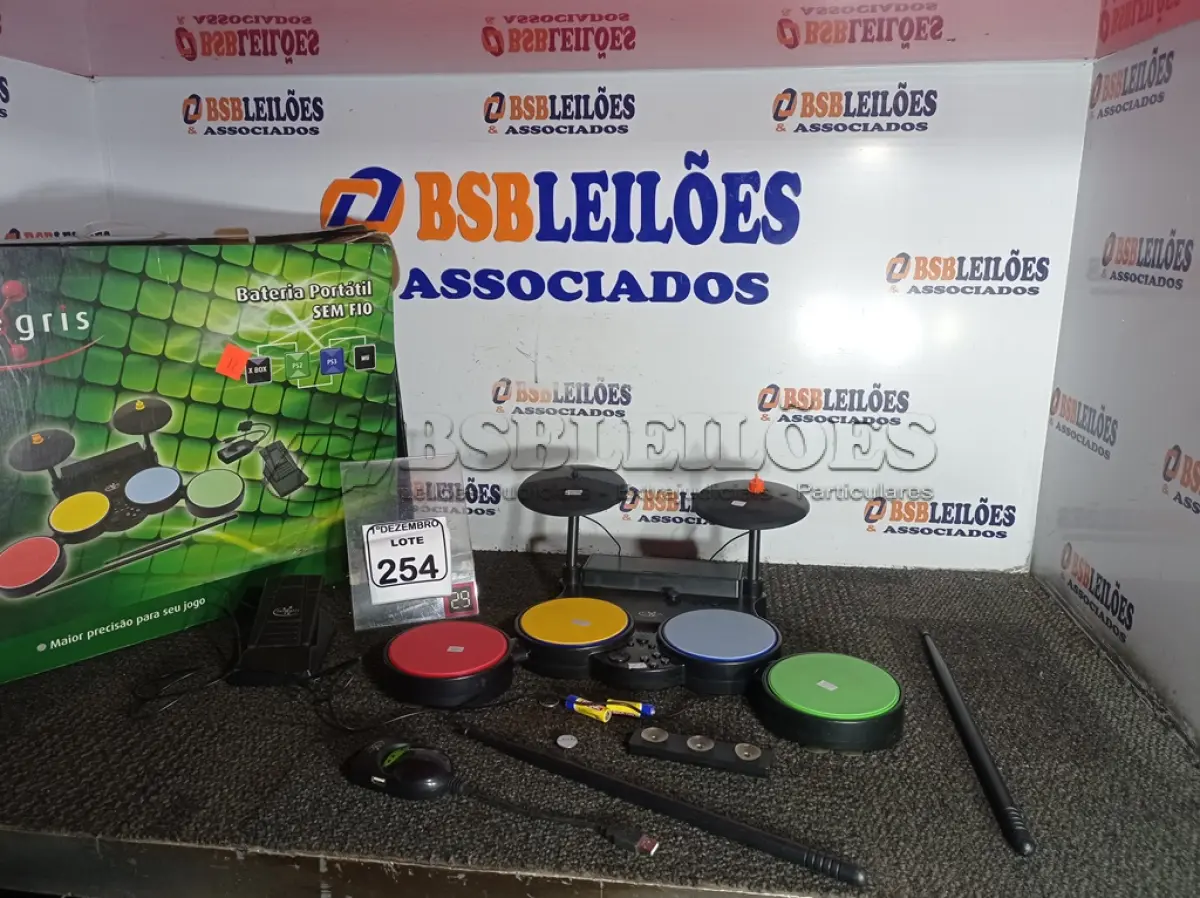 LOTE 254 - 01 BATERIA ELÉTRICA PORTÁTIL P/GAMES. (NO ESTADO) ATENÇÃO! FAZER A VISITAÇÃO ANTES DE ARREMATAR, NÃO SABEMOS SE FUNCIONA. LEILÃO NÃO TEM GARANTIA E NEM DEVOLUÇÃO, SUJEITO A POSSÍVEIS AVARIAS VISÍVEIS/OCULTAS E/OU AUSÊNCIA DE COMPONENTES.