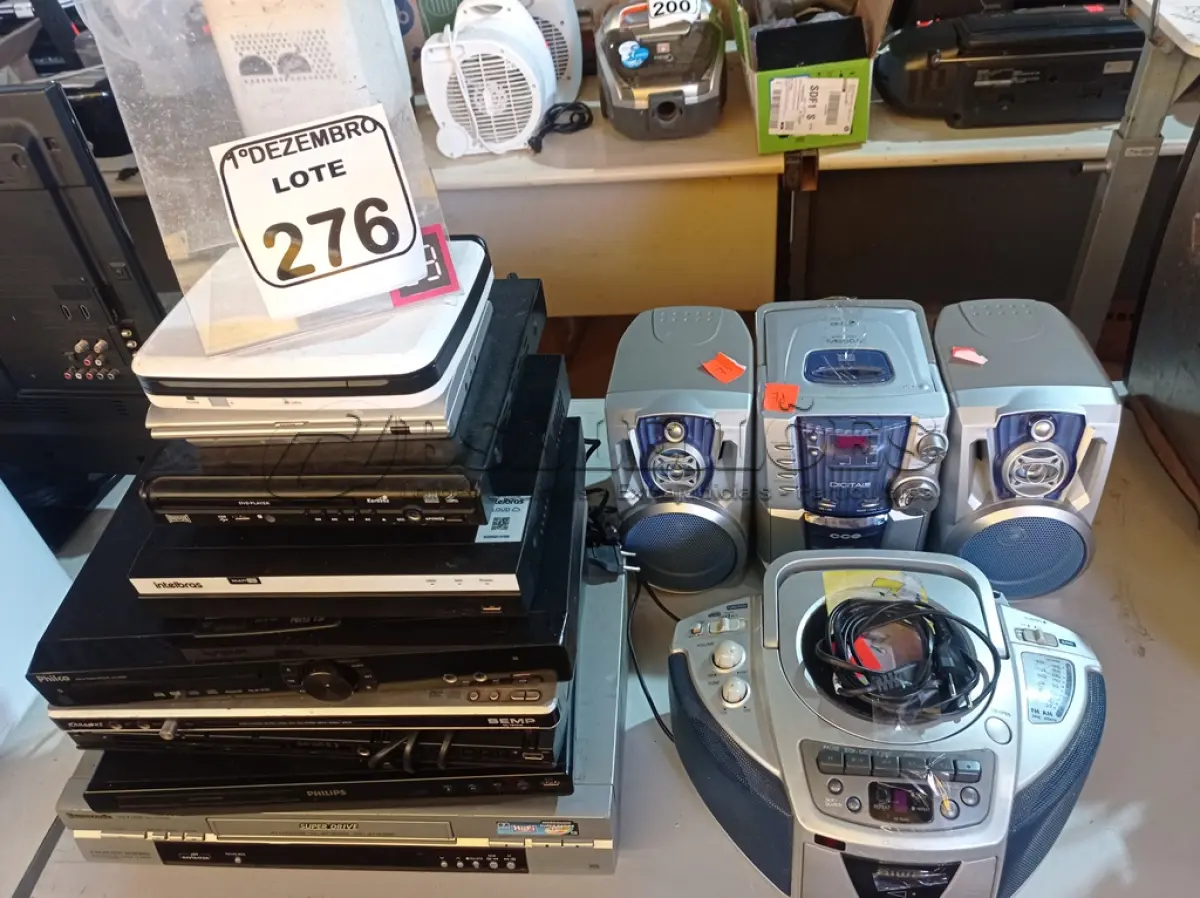 LOTE 276 - 01 LOTE C/ 02 MICROSYSTEMS E VÁRIOS APARELHOS DE DVD’S MARCAS E MODELOS DIVERSOS. (NO ESTADO) ATENÇÃO! FAZER A VISITAÇÃO ANTES DE ARREMATAR, NÃO SABEMOS SE FUNCIONA. LEILÃO NÃO TEM GARANTIA E NEM DEVOLUÇÃO, SUJEITO A POSSÍVEIS AVARIAS VISÍVEIS/OCULTAS E/OU AUSÊNCIA DE COMPONENTES.