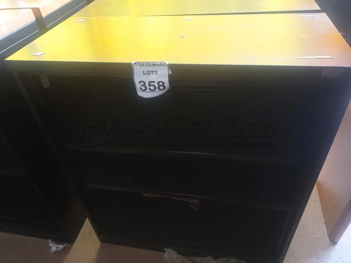 LOTE 358 - 02 ARMÁRIOS DE FERRO. (NO ESTADO) ATENÇÃO! FAZER A VISITAÇÃO ANTES DE ARREMATAR, NÃO SABEMOS SE FUNCIONA. LEILÃO NÃO TEM GARANTIA E NEM DEVOLUÇÃO, SUJEITO A POSSÍVEIS AVARIAS VISÍVEIS/OCULTAS E/OU AUSÊNCIA DE COMPONENTES.