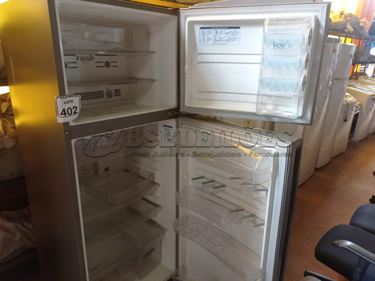 LOTE 402 - 01 GELADEIRA MARCA GE FROST FREE 420 220V. (NO ESTADO) ATENÇÃO! FAZER A VISITAÇÃO ANTES DE ARREMATAR, NÃO SABEMOS SE FUNCIONA. LEILÃO NÃO TEM GARANTIA E NEM DEVOLUÇÃO, SUJEITO A POSSÍVEIS AVARIAS VISÍVEIS/OCULTAS E/OU AUSÊNCIA DE COMPONENTES.