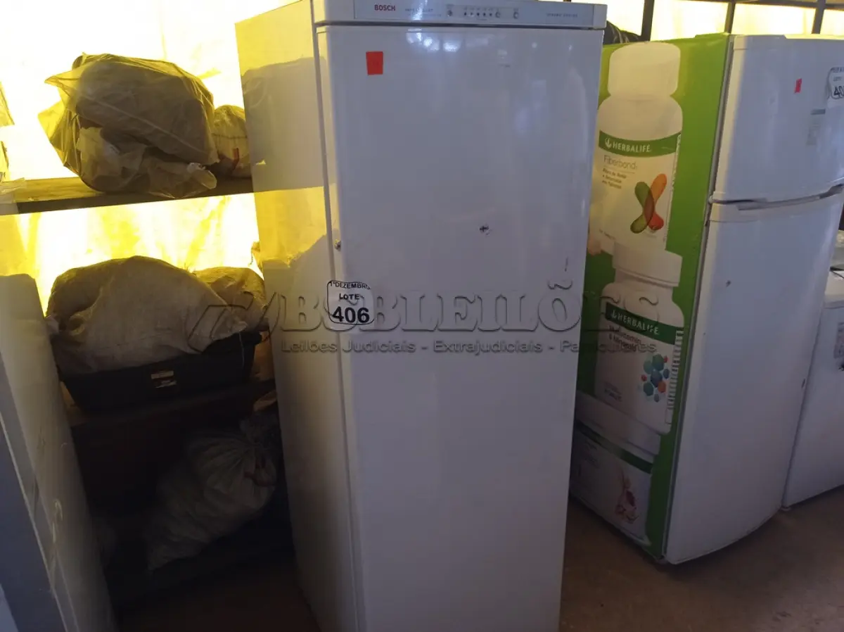 LOTE 406 - 01 GELADEIRA MARCA BOSCH DYNAMIC COOLIN 220V.  (NO ESTADO) ATENÇÃO! FAZER A VISITAÇÃO ANTES DE ARREMATAR, NÃO SABEMOS SE FUNCIONA. LEILÃO NÃO TEM GARANTIA E NEM DEVOLUÇÃO, SUJEITO A POSSÍVEIS AVARIAS VISÍVEIS/OCULTAS E/OU AUSÊNCIA DE COMPONENTES.
