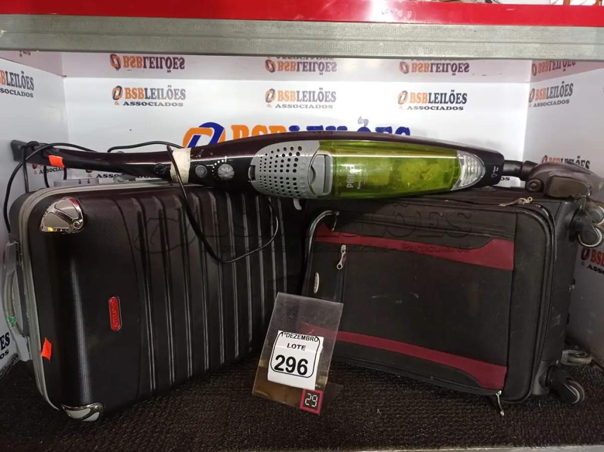 LOTE 296 - 01 ASPIRADOR DE PÓ MARCA PHILIPS E 02 MALAS MODELOS DIVERSOS. (NO ESTADO) ATENÇÃO! FAZER A VISITAÇÃO ANTES DE ARREMATAR, NÃO SABEMOS SE FUNCIONA. LEILÃO NÃO TEM GARANTIA E NEM DEVOLUÇÃO, SUJEITO A POSSÍVEIS AVARIAS VISÍVEIS/OCULTAS E/OU AUSÊNCIA DE COMPONENTES.