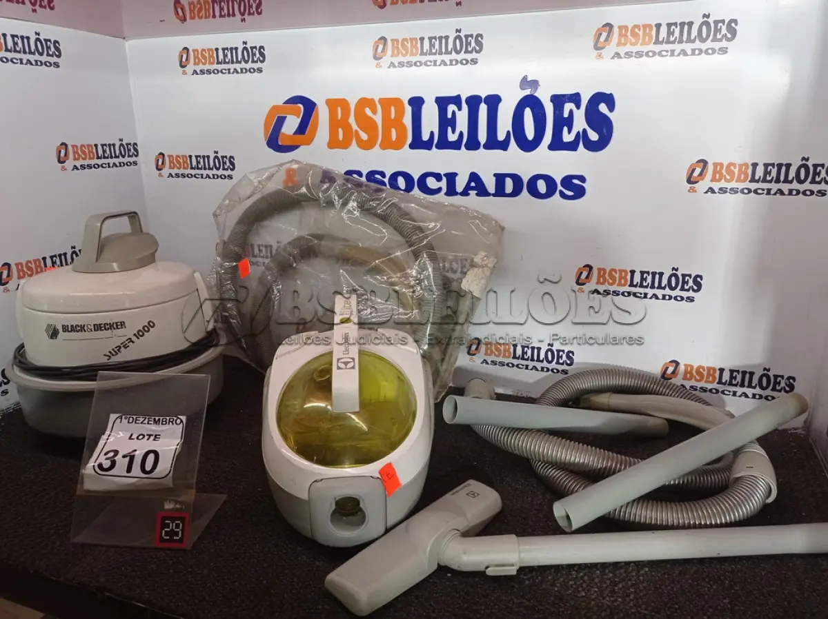 LOTE 310 - 02 ASPIRADORES DE PÓ MARCAS E MODELOS DIVERSOS. (NO ESTADO) ATENÇÃO! FAZER A VISITAÇÃO ANTES DE ARREMATAR, NÃO SABEMOS SE FUNCIONA. LEILÃO NÃO TEM GARANTIA E NEM DEVOLUÇÃO, SUJEITO A POSSÍVEIS AVARIAS VISÍVEIS/OCULTAS E/OU AUSÊNCIA DE COMPONENTES.