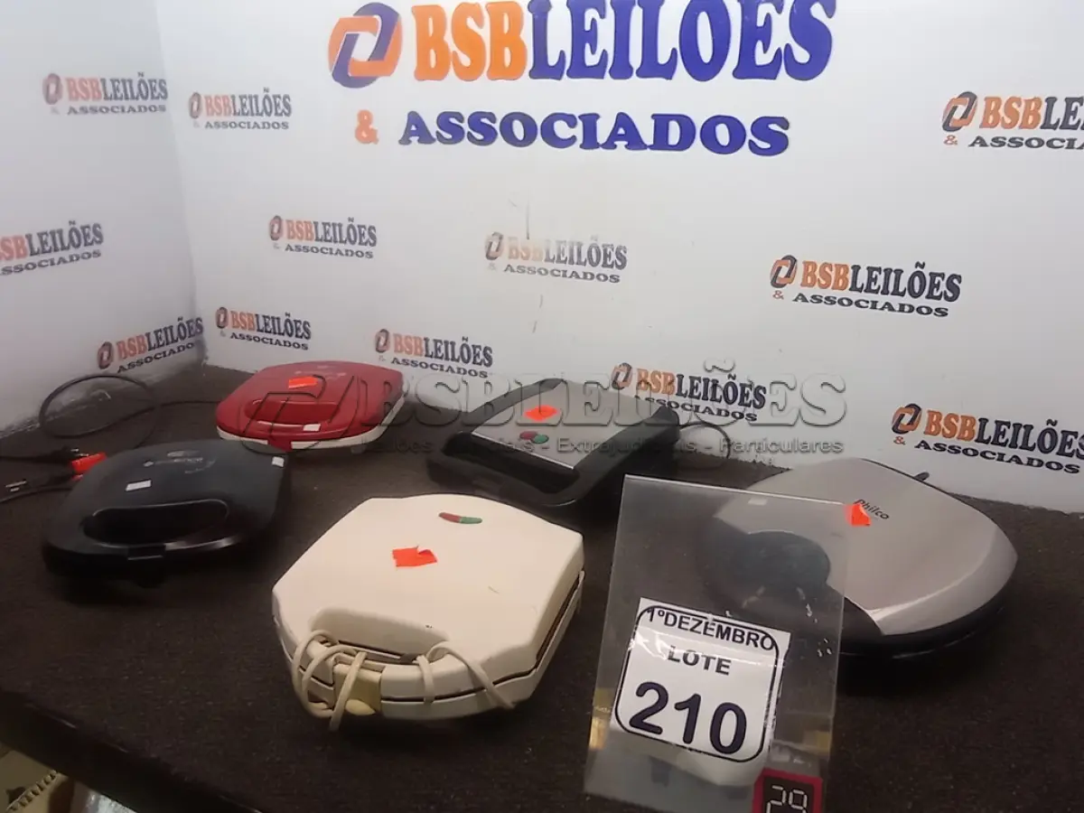 LOTE 210 - 05 SANDUICHEIRAS MARCAS E MODELOS DIVERSOS. (NO ESTADO) ATENÇÃO! FAZER A VISITAÇÃO ANTES DE ARREMATAR, NÃO SABEMOS SE FUNCIONA. LEILÃO NÃO TEM GARANTIA E NEM DEVOLUÇÃO, SUJEITO A POSSÍVEIS AVARIAS VISÍVEIS/OCULTAS E/OU AUSÊNCIA DE COMPONENTES.