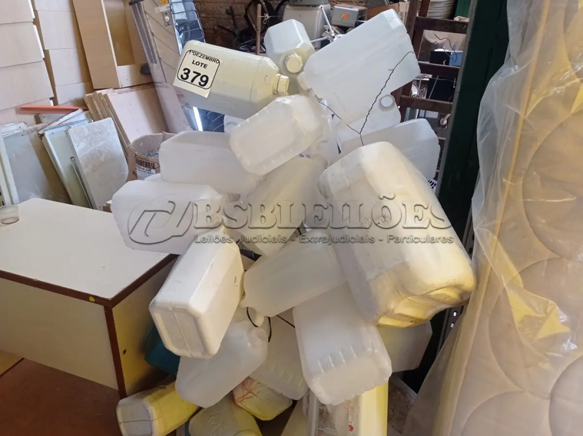 LOTE 379 - 01 LOTE C/VÁRIOS GALÕES DE PLÁSTICO. (NO ESTADO) ATENÇÃO! FAZER A VISITAÇÃO ANTES DE ARREMATAR, NÃO SABEMOS SE FUNCIONA. LEILÃO NÃO TEM GARANTIA E NEM DEVOLUÇÃO, SUJEITO A POSSÍVEIS AVARIAS VISÍVEIS/OCULTAS E/OU AUSÊNCIA DE COMPONENTES.