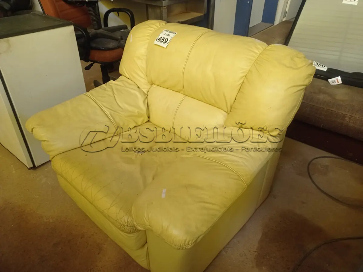 LOTE 459 - 01 POLTRONA NA COR BEGE. (NO ESTADO) ATENÇÃO! FAZER A VISITAÇÃO ANTES DE ARREMATAR, NÃO SABEMOS SE FUNCIONA. LEILÃO NÃO TEM GARANTIA E NEM DEVOLUÇÃO, SUJEITO A POSSÍVEIS AVARIAS VISÍVEIS/OCULTAS E/OU AUSÊNCIA DE COMPONENTES.