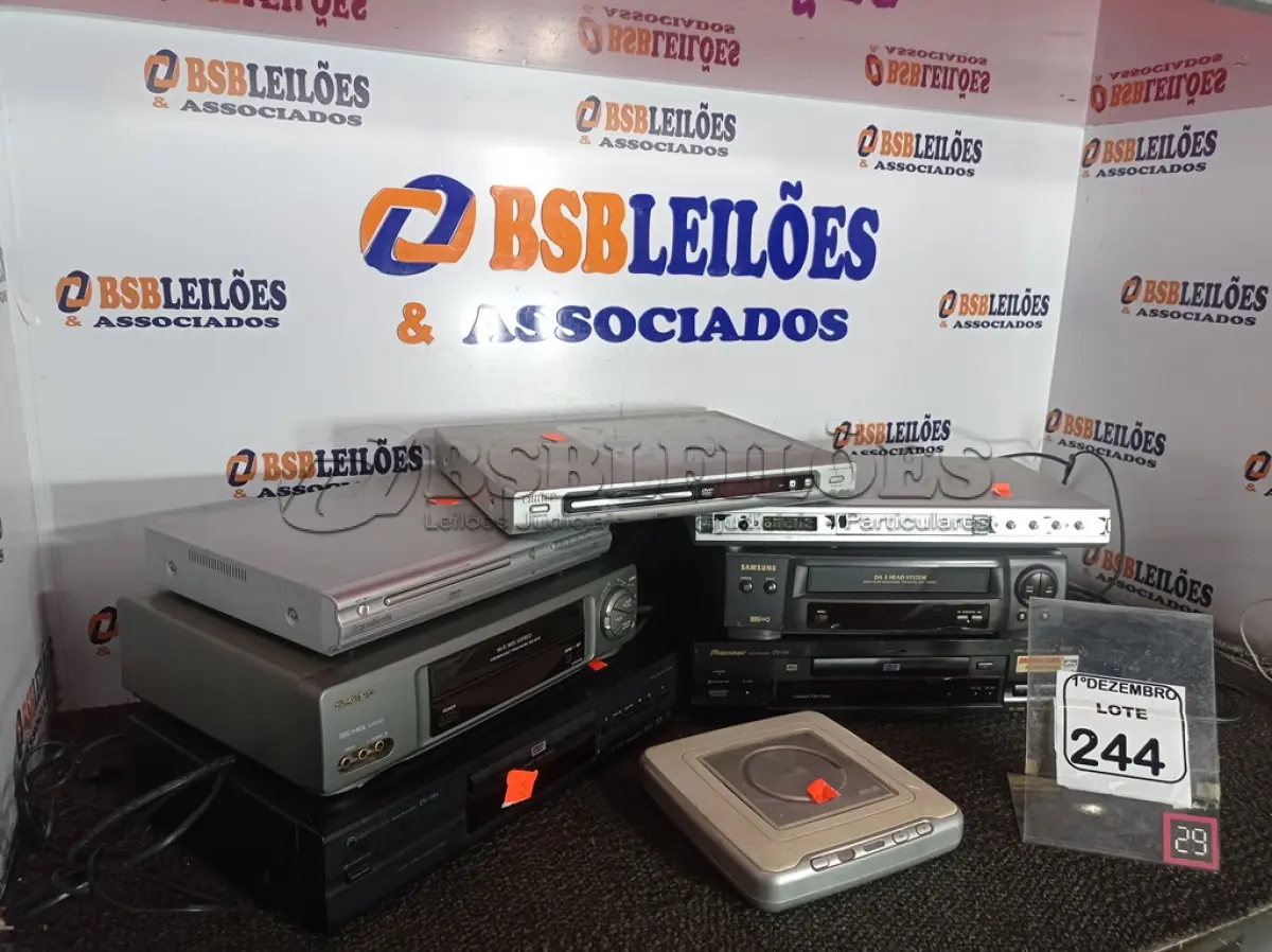 LOTE 244 - 01 LOTE C/VÁRIOS APARELHOS VHS E APARELHOS DVD’S MARCAS E MODELOS DIVERSOS. (NO ESTADO) ATENÇÃO! FAZER A VISITAÇÃO ANTES DE ARREMATAR, NÃO SABEMOS SE FUNCIONA. LEILÃO NÃO TEM GARANTIA E NEM DEVOLUÇÃO, SUJEITO A POSSÍVEIS AVARIAS VISÍVEIS/OCULTAS E/OU AUSÊNCIA DE COMPONENTES.