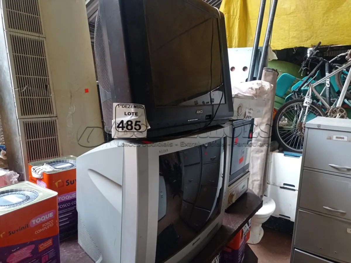 LOTE 485 - 02 TV’S DE TUBO ANTIGAS MARCA AIKO E GRADIENTE. (NO ESTADO) ATENÇÃO! FAZER A VISITAÇÃO ANTES DE ARREMATAR, NÃO SABEMOS SE FUNCIONA. LEILÃO NÃO TEM GARANTIA E NEM DEVOLUÇÃO, SUJEITO A POSSÍVEIS AVARIAS VISÍVEIS/OCULTAS E/OU AUSÊNCIA DE COMPONENTES.