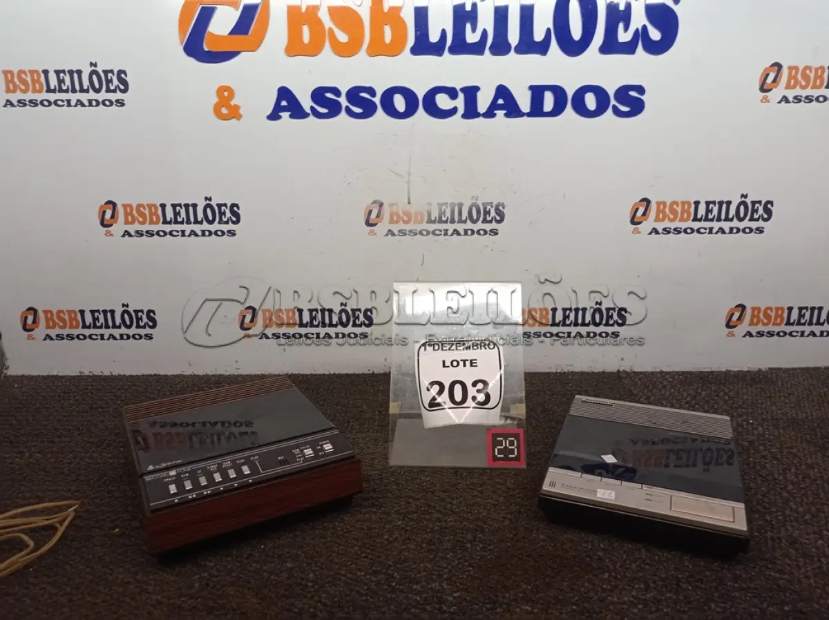 LOTE 203 - 02 TOCA FITAS ANTIGOS MARCA PANASONIC E COBRA. (NO ESTADO) ATENÇÃO! FAZER A VISITAÇÃO ANTES DE ARREMATAR, NÃO SABEMOS SE FUNCIONA. LEILÃO NÃO TEM GARANTIA E NEM DEVOLUÇÃO, SUJEITO A POSSÍVEIS AVARIAS VISÍVEIS/OCULTAS E/OU AUSÊNCIA DE COMPONENTES.