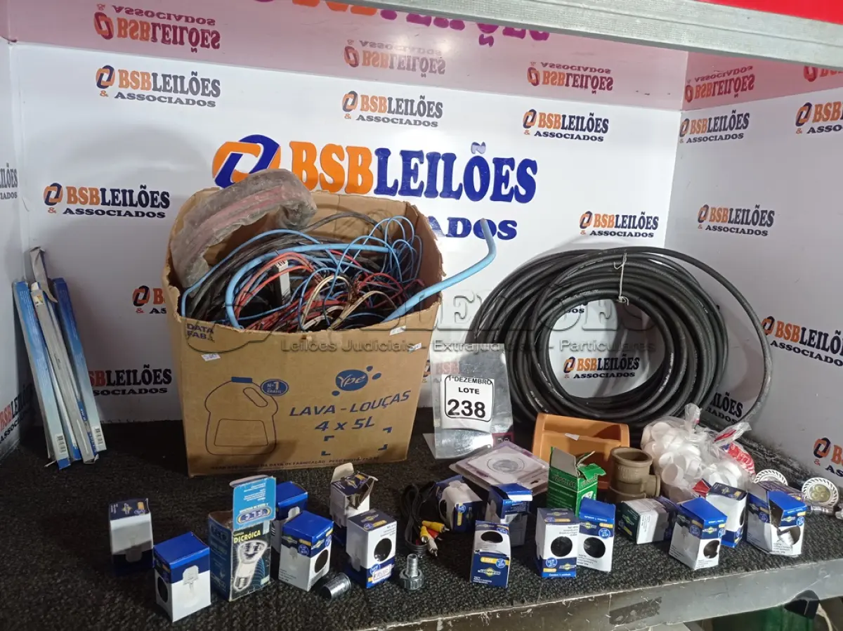 LOTE 238 - 01 LOTE C/VÁRIAS LÂMPADAS, FIOS E MANGUEIRAS DE COMPRESSÃO. (NO ESTADO) ATENÇÃO! FAZER A VISITAÇÃO ANTES DE ARREMATAR, NÃO SABEMOS SE FUNCIONA. LEILÃO NÃO TEM GARANTIA E NEM DEVOLUÇÃO, SUJEITO A POSSÍVEIS AVARIAS VISÍVEIS/OCULTAS E/OU AUSÊNCIA DE COMPONENTES.