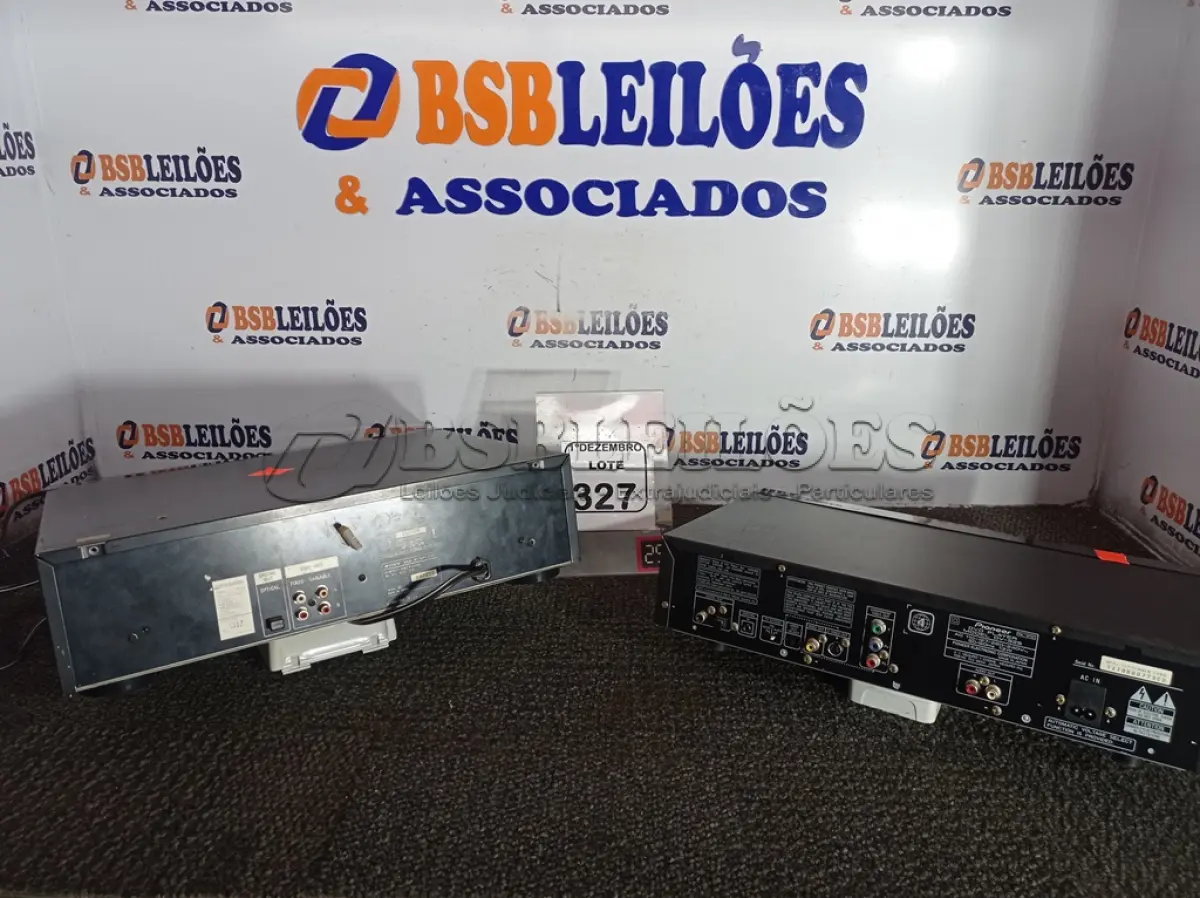 LOTE 327 - 02 APARELHOS TOCA CD’S MARCA SONY E PIONEER. (NO ESTADO) ATENÇÃO! FAZER A VISITAÇÃO ANTES DE ARREMATAR, NÃO SABEMOS SE FUNCIONA. LEILÃO NÃO TEM GARANTIA E NEM DEVOLUÇÃO, SUJEITO A POSSÍVEIS AVARIAS VISÍVEIS/OCULTAS E/OU AUSÊNCIA DE COMPONENTES.