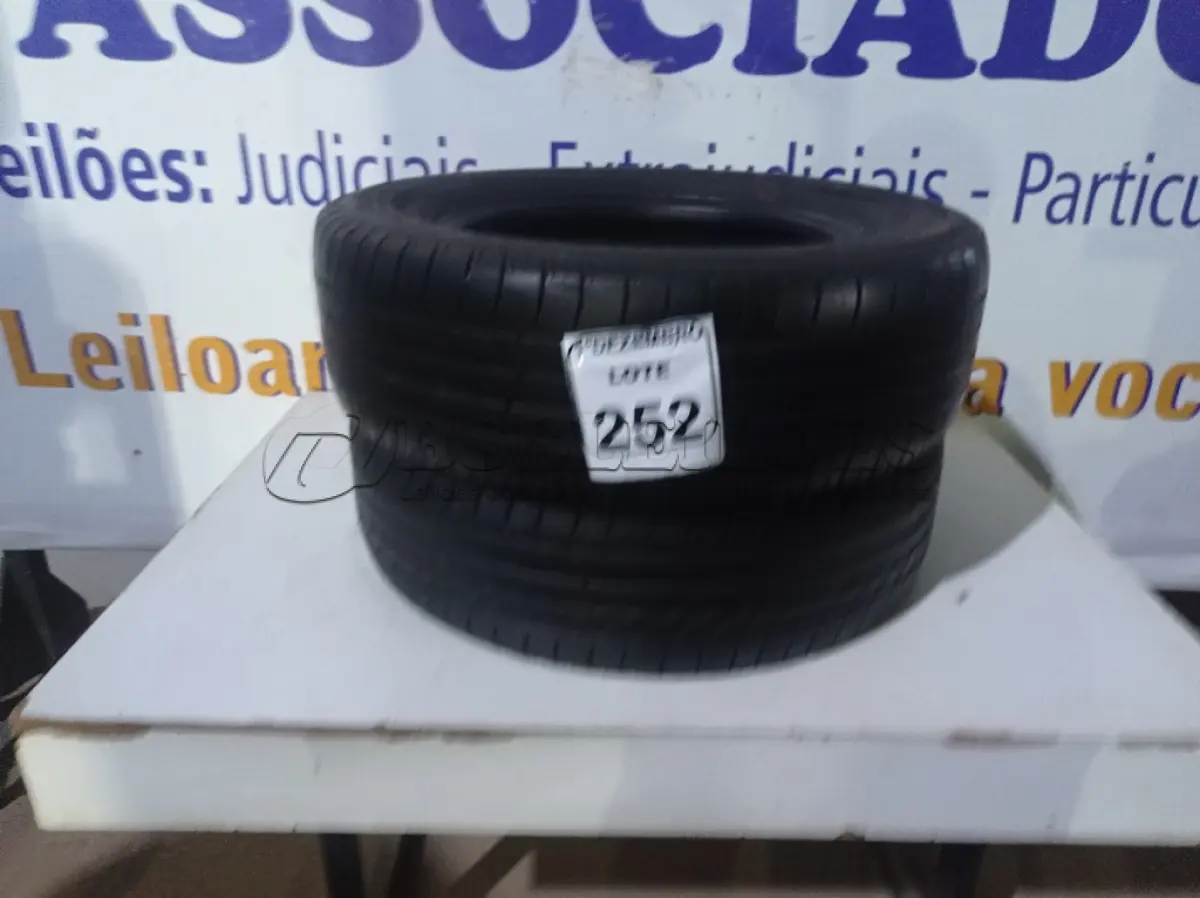 LOTE 252 - 02 PNEUS MEIA VIDA 185-70-14” USADOS. (NO ESTADO) ATENÇÃO! FAZER A VISITAÇÃO ANTES DE ARREMATAR, NÃO SABEMOS SE FUNCIONA. LEILÃO NÃO TEM GARANTIA E NEM DEVOLUÇÃO, SUJEITO A POSSÍVEIS AVARIAS VISÍVEIS/OCULTAS E/OU AUSÊNCIA DE COMPONENTES.