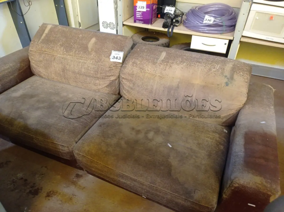 LOTE 343 - 01 SOFÁ RECLINÁVEL DE DOIS LUGARES CORINHO NA COR MARROM. (NO ESTADO) ATENÇÃO! FAZER A VISITAÇÃO ANTES DE ARREMATAR, NÃO SABEMOS SE FUNCIONA. LEILÃO NÃO TEM GARANTIA E NEM DEVOLUÇÃO, SUJEITO A POSSÍVEIS AVARIAS VISÍVEIS/OCULTAS E/OU AUSÊNCIA DE COMPONENTES.