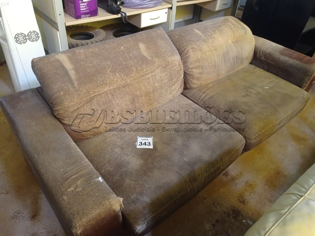 LOTE 343 - 01 SOFÁ RECLINÁVEL DE DOIS LUGARES CORINHO NA COR MARROM. (NO ESTADO) ATENÇÃO! FAZER A VISITAÇÃO ANTES DE ARREMATAR, NÃO SABEMOS SE FUNCIONA. LEILÃO NÃO TEM GARANTIA E NEM DEVOLUÇÃO, SUJEITO A POSSÍVEIS AVARIAS VISÍVEIS/OCULTAS E/OU AUSÊNCIA DE COMPONENTES.