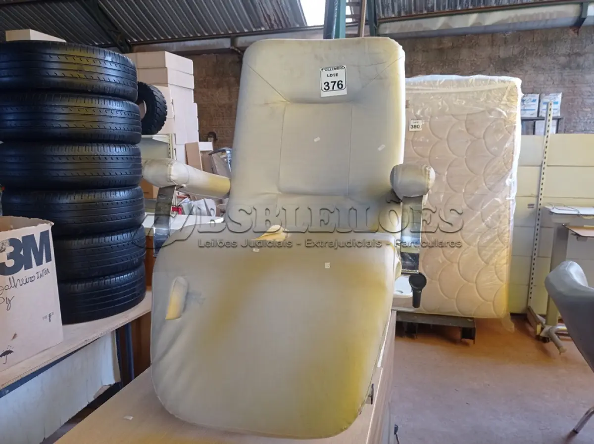 LOTE 376 - 01 POLTRONA. (NO ESTADO) ATENÇÃO! FAZER A VISITAÇÃO ANTES DE ARREMATAR, NÃO SABEMOS SE FUNCIONA. LEILÃO NÃO TEM GARANTIA E NEM DEVOLUÇÃO, SUJEITO A POSSÍVEIS AVARIAS VISÍVEIS/OCULTAS E/OU AUSÊNCIA DE COMPONENTES.