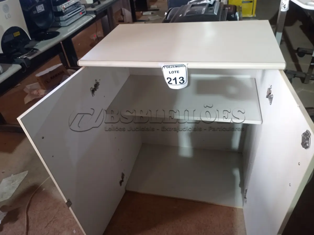 LOTE 213 - 01 ARMÁRIO BAIXO DE 02 PORTAS EM MADEIRA. (NO ESTADO) ATENÇÃO! FAZER A VISITAÇÃO ANTES DE ARREMATAR, NÃO SABEMOS SE FUNCIONA. LEILÃO NÃO TEM GARANTIA E NEM DEVOLUÇÃO, SUJEITO A POSSÍVEIS AVARIAS VISÍVEIS/OCULTAS E/OU AUSÊNCIA DE COMPONENTES.