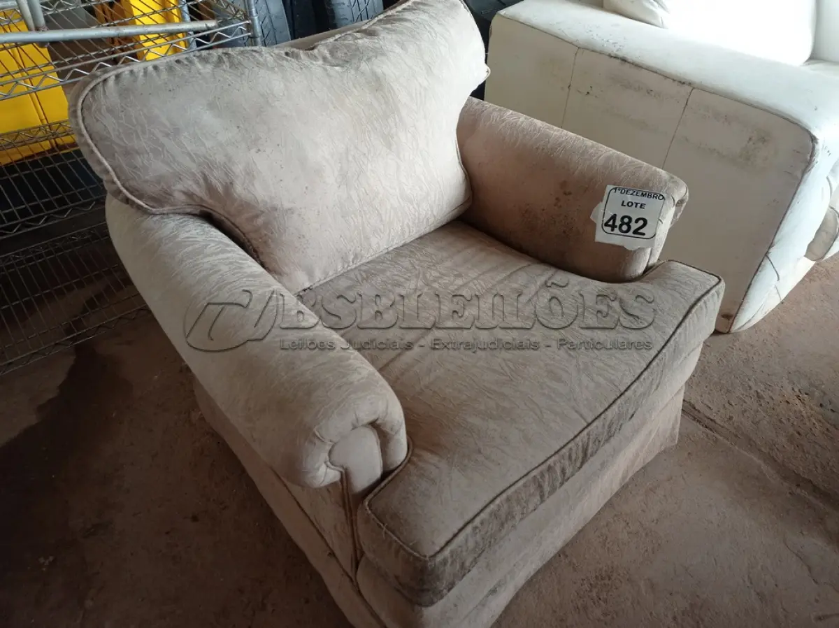 LOTE 482 - 01 POLTRONA EM TECIDO NA COR BEGE. (NO ESTADO) ATENÇÃO! FAZER A VISITAÇÃO ANTES DE ARREMATAR, NÃO SABEMOS SE FUNCIONA. LEILÃO NÃO TEM GARANTIA E NEM DEVOLUÇÃO, SUJEITO A POSSÍVEIS AVARIAS VISÍVEIS/OCULTAS E/OU AUSÊNCIA DE COMPONENTES.