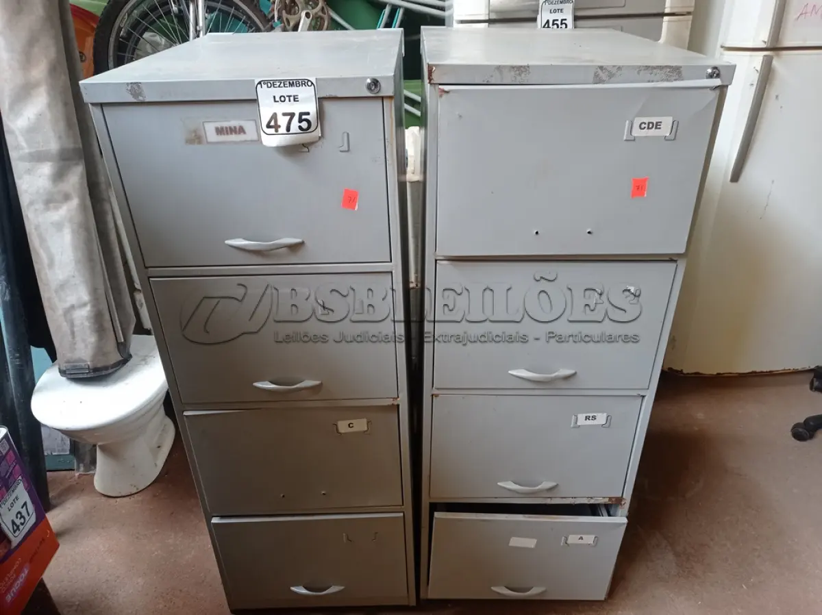 LOTE 475 - 02 ARQUIVOS DE AÇO C/04 GAVETAS CADA. (NO ESTADO) ATENÇÃO! FAZER A VISITAÇÃO ANTES DE ARREMATAR, NÃO SABEMOS SE FUNCIONA. LEILÃO NÃO TEM GARANTIA E NEM DEVOLUÇÃO, SUJEITO A POSSÍVEIS AVARIAS VISÍVEIS/OCULTAS E/OU AUSÊNCIA DE COMPONENTES.