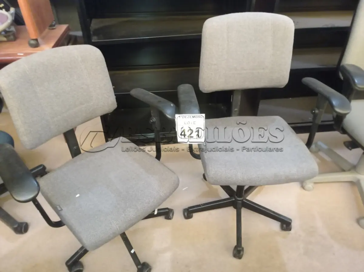 LOTE 421 - 02 CADEIRAS GIRATÓRIAS EM TECIDO NA COR CINZA. (NO ESTADO) ATENÇÃO! FAZER A VISITAÇÃO ANTES DE ARREMATAR, NÃO SABEMOS SE FUNCIONA. LEILÃO NÃO TEM GARANTIA E NEM DEVOLUÇÃO, SUJEITO A POSSÍVEIS AVARIAS VISÍVEIS/OCULTAS E/OU AUSÊNCIA DE COMPONENTES.