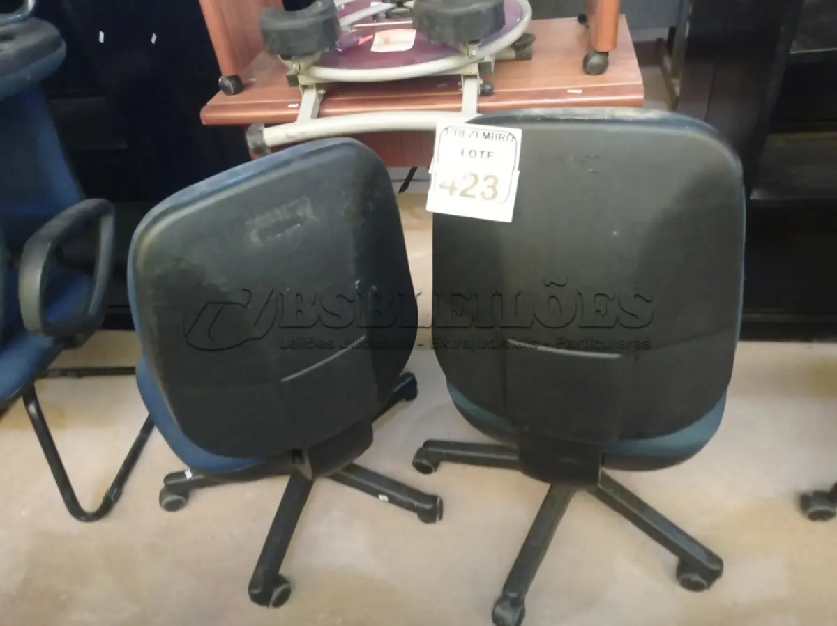 LOTE 423 - 02 CADEIRAS GIRATÓRIAS EM TECIDO NA COR AZUL. (NO ESTADO) ATENÇÃO! FAZER A VISITAÇÃO ANTES DE ARREMATAR, NÃO SABEMOS SE FUNCIONA. LEILÃO NÃO TEM GARANTIA E NEM DEVOLUÇÃO, SUJEITO A POSSÍVEIS AVARIAS VISÍVEIS/OCULTAS E/OU AUSÊNCIA DE COMPONENTES.