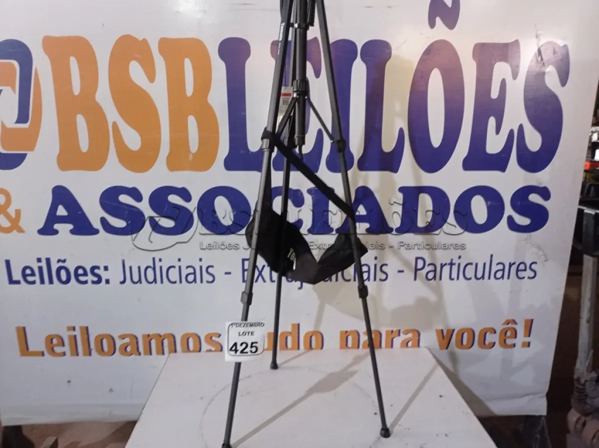 LOTE 425 - 01 TRIPÉ P/CÂMERA MARCA TOMATE(NOVO). (NO ESTADO) ATENÇÃO! FAZER A VISITAÇÃO ANTES DE ARREMATAR, NÃO SABEMOS SE FUNCIONA. LEILÃO NÃO TEM GARANTIA E NEM DEVOLUÇÃO, SUJEITO A POSSÍVEIS AVARIAS VISÍVEIS/OCULTAS E/OU AUSÊNCIA DE COMPONENTES.