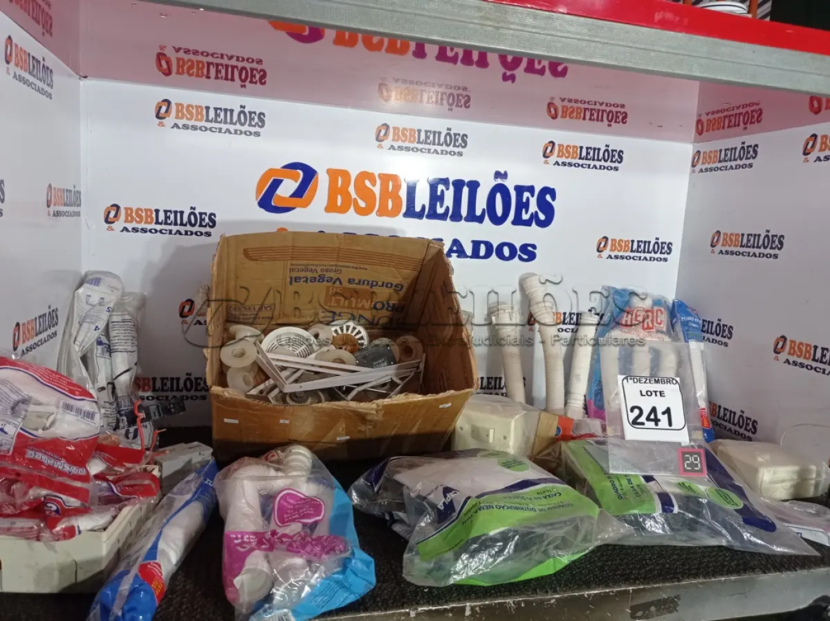 LOTE 241 - 01 LOTE C/VÁRIOS SIFÕES, LÂMPADAS E MATERIAIS DIVERSOS. (NO ESTADO) ATENÇÃO! FAZER A VISITAÇÃO ANTES DE ARREMATAR, NÃO SABEMOS SE FUNCIONA. LEILÃO NÃO TEM GARANTIA E NEM DEVOLUÇÃO, SUJEITO A POSSÍVEIS AVARIAS VISÍVEIS/OCULTAS E/OU AUSÊNCIA DE COMPONENTES.