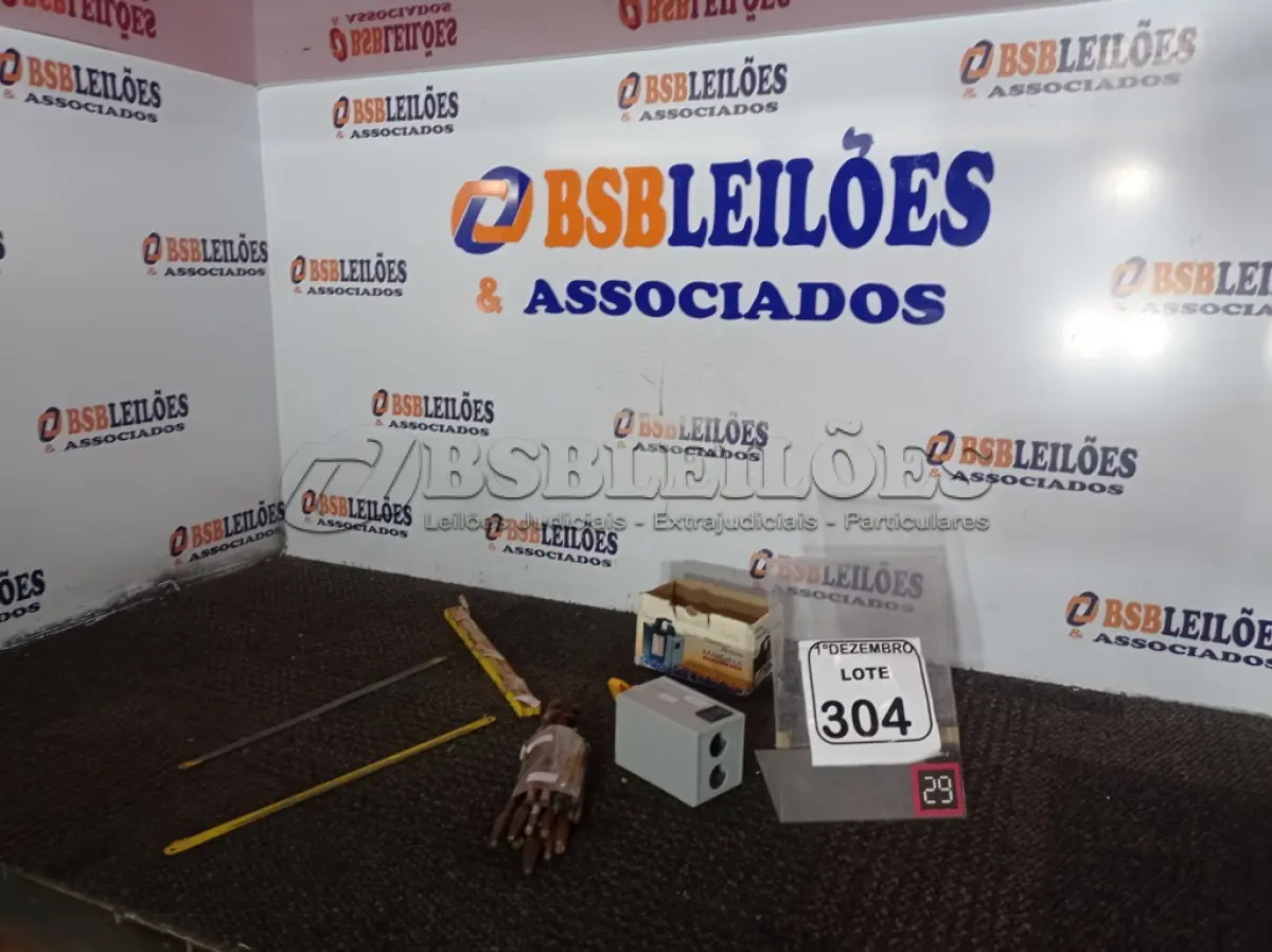 LOTE 304 - 01 LOTE C/VÁRIAS BROCAS, CERRAS E 01 CHAVE TRIFÁSICA P/MOTORES (NO ESTADO) ATENÇÃO! FAZER A VISITAÇÃO ANTES DE ARREMATAR, NÃO SABEMOS SE FUNCIONA. LEILÃO NÃO TEM GARANTIA E NEM DEVOLUÇÃO, SUJEITO A POSSÍVEIS AVARIAS VISÍVEIS/OCULTAS E/OU AUSÊNCIA DE COMPONENTES.