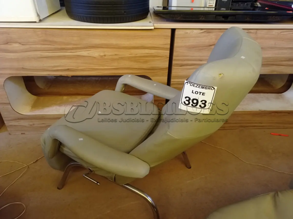 LOTE 393 - 01 POLTRONA. (NO ESTADO) ATENÇÃO! FAZER A VISITAÇÃO ANTES DE ARREMATAR, NÃO SABEMOS SE FUNCIONA. LEILÃO NÃO TEM GARANTIA E NEM DEVOLUÇÃO, SUJEITO A POSSÍVEIS AVARIAS VISÍVEIS/OCULTAS E/OU AUSÊNCIA DE COMPONENTES.