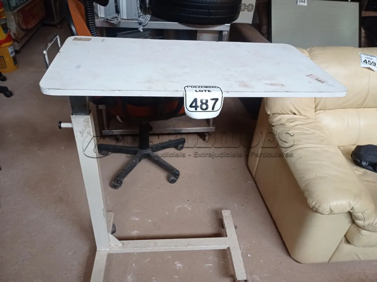 LOTE 487 - 01 MESAS COM RODINHAS E REGULADOR DE ALTURA. (NO ESTADO) ATENÇÃO! FAZER A VISITAÇÃO ANTES DE ARREMATAR, NÃO SABEMOS SE FUNCIONA. LEILÃO NÃO TEM GARANTIA E NEM DEVOLUÇÃO, SUJEITO A POSSÍVEIS AVARIAS VISÍVEIS/OCULTAS E/OU AUSÊNCIA DE COMPONENTES.