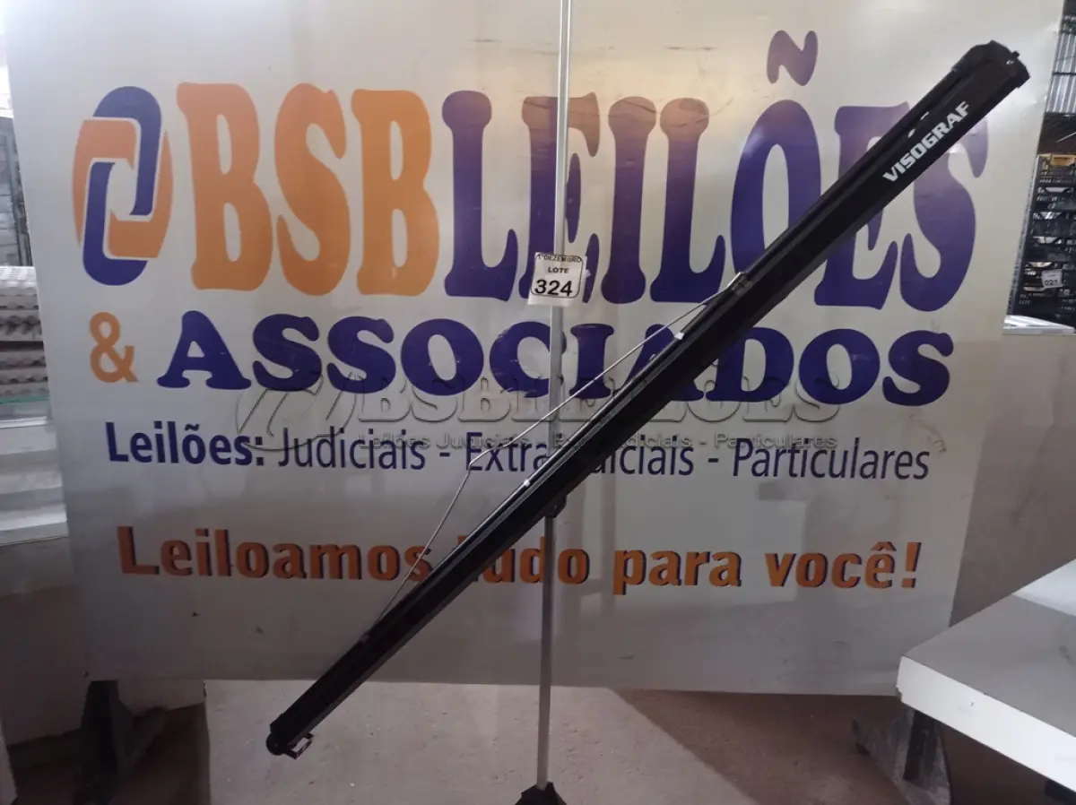 LOTE 324 - 01 TELA DE PROJEÇÃO MARCA VISOGRAF. (NO ESTADO) ATENÇÃO! FAZER A VISITAÇÃO ANTES DE ARREMATAR, NÃO SABEMOS SE FUNCIONA. LEILÃO NÃO TEM GARANTIA E NEM DEVOLUÇÃO, SUJEITO A POSSÍVEIS AVARIAS VISÍVEIS/OCULTAS E/OU AUSÊNCIA DE COMPONENTES.