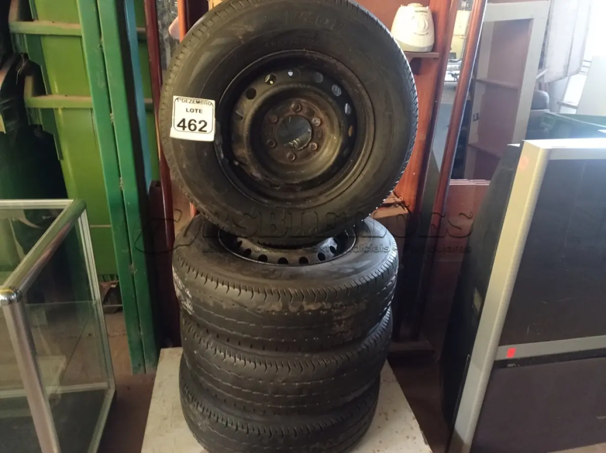 LOTE 462 - 04 PNEUS USADOS C/RODA 225-75-16”. (NO ESTADO) ATENÇÃO! FAZER A VISITAÇÃO ANTES DE ARREMATAR, NÃO SABEMOS SE FUNCIONA. LEILÃO NÃO TEM GARANTIA E NEM DEVOLUÇÃO, SUJEITO A POSSÍVEIS AVARIAS VISÍVEIS/OCULTAS E/OU AUSÊNCIA DE COMPONENTES.