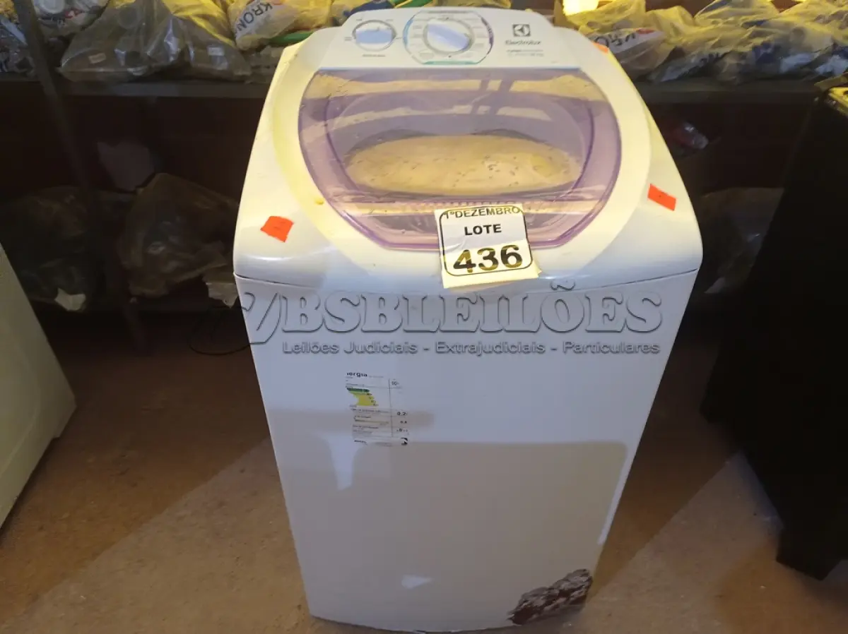 LOTE 436 - 01 MÁQUINA DE LAVAR MARCA ELECTROLUX 8KG 220V. (NO ESTADO) ATENÇÃO! FAZER A VISITAÇÃO ANTES DE ARREMATAR, NÃO SABEMOS SE FUNCIONA. LEILÃO NÃO TEM GARANTIA E NEM DEVOLUÇÃO, SUJEITO A POSSÍVEIS AVARIAS VISÍVEIS/OCULTAS E/OU AUSÊNCIA DE COMPONENTES.