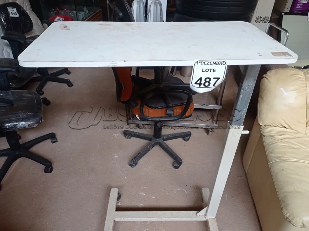 LOTE 487 - 01 MESAS COM RODINHAS E REGULADOR DE ALTURA. (NO ESTADO) ATENÇÃO! FAZER A VISITAÇÃO ANTES DE ARREMATAR, NÃO SABEMOS SE FUNCIONA. LEILÃO NÃO TEM GARANTIA E NEM DEVOLUÇÃO, SUJEITO A POSSÍVEIS AVARIAS VISÍVEIS/OCULTAS E/OU AUSÊNCIA DE COMPONENTES.