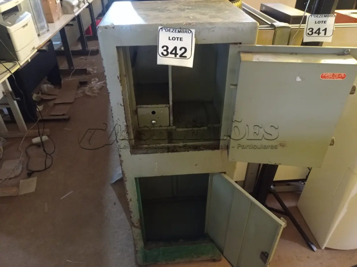 LOTE 342 - 01 COFRE C/DUAS PORTAS. (NO ESTADO) ATENÇÃO! FAZER A VISITAÇÃO ANTES DE ARREMATAR, NÃO SABEMOS SE FUNCIONA. LEILÃO NÃO TEM GARANTIA E NEM DEVOLUÇÃO, SUJEITO A POSSÍVEIS AVARIAS VISÍVEIS/OCULTAS E/OU AUSÊNCIA DE COMPONENTES.