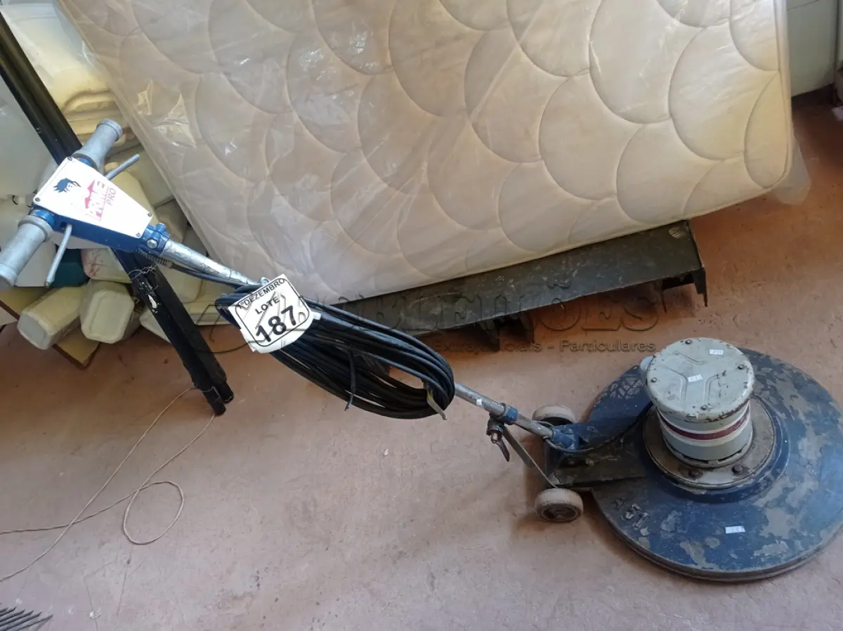 LOTE 187 - 01 ENCERADEIRA MARCA PRIMEPRO MODELO A51. (NO ESTADO) ATENÇÃO! FAZER A VISITAÇÃO ANTES DE ARREMATAR, NÃO SABEMOS SE FUNCIONA. LEILÃO NÃO TEM GARANTIA E NEM DEVOLUÇÃO, SUJEITO A POSSÍVEIS AVARIAS VISÍVEIS/OCULTAS E/OU AUSÊNCIA DE COMPONENTES.