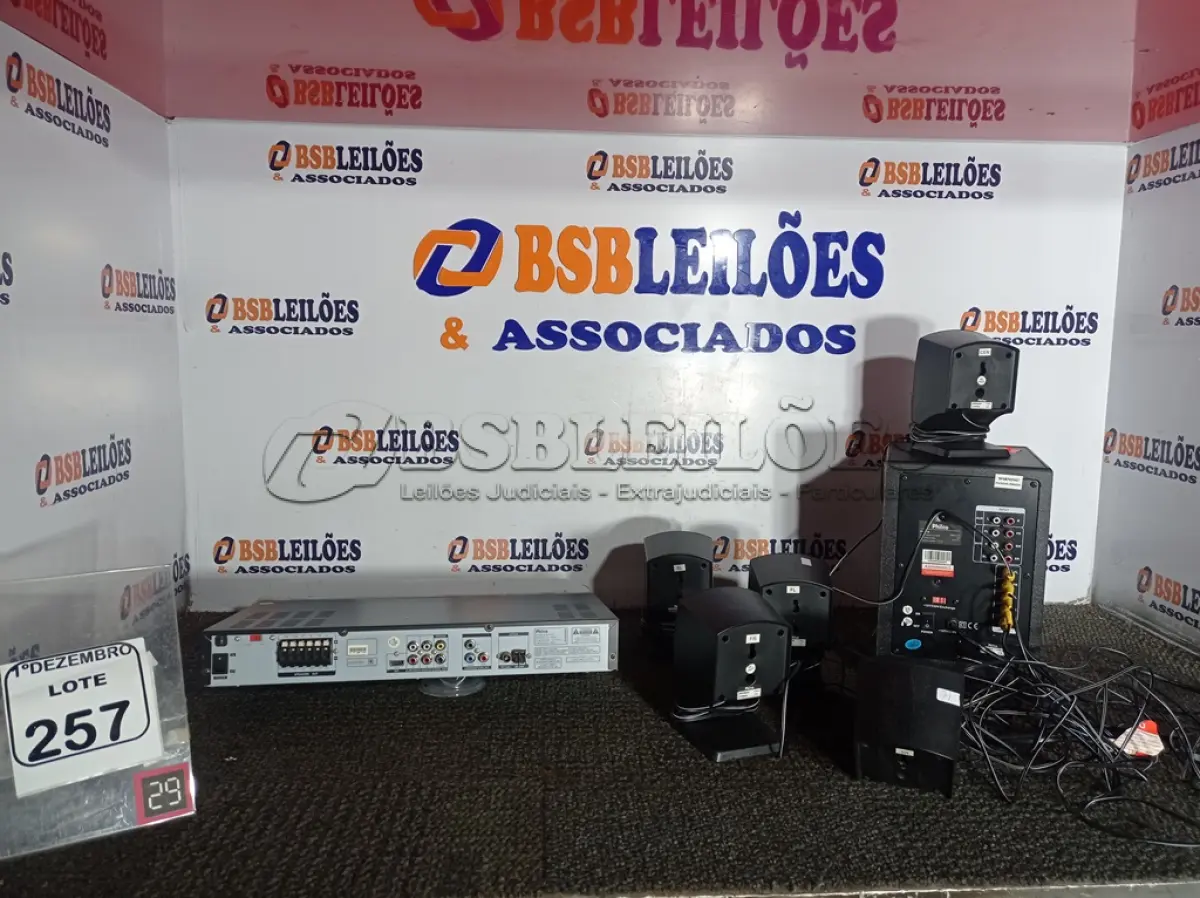 LOTE 257 - 01 HOME-THEATER MARCA PHILCO. (NO ESTADO) ATENÇÃO! FAZER A VISITAÇÃO ANTES DE ARREMATAR, NÃO SABEMOS SE FUNCIONA. LEILÃO NÃO TEM GARANTIA E NEM DEVOLUÇÃO, SUJEITO A POSSÍVEIS AVARIAS VISÍVEIS/OCULTAS E/OU AUSÊNCIA DE COMPONENTES.